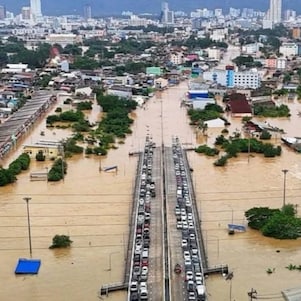 ภาคใต้เผชิญน้ำท่วมหนักต่อเนื่อง หาดใหญ่จมอยู่ใต้น้ำเป็นเวลากว่าสัปดาห์ สถานการณ์ยังคงวิกฤติ