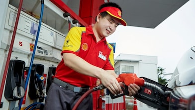 Only at Shell, Only for You. เชลล์พร้อมส่งมอบผลิตภัณฑ์น้ำมันคุณภาพ และการบริการที่เหนือกว่า