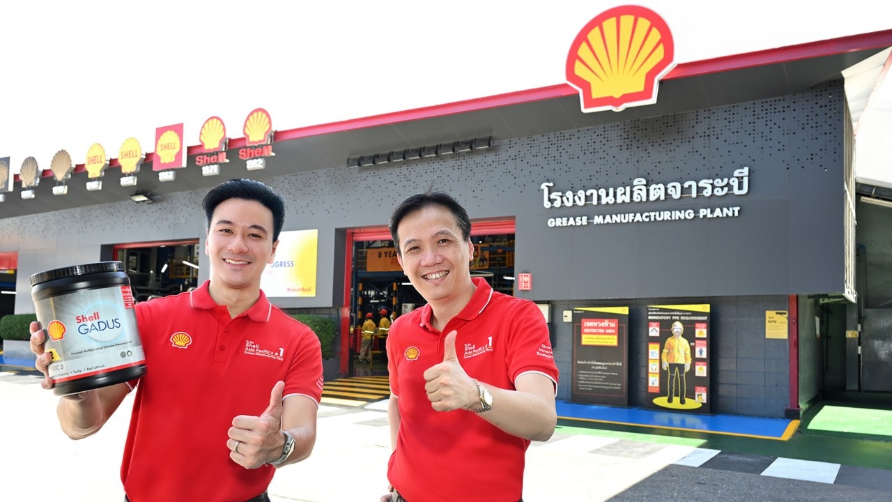 นายกมลพัทธ์ พหลโยธิน กรรมการบริหาร ธุรกิจน้ำมันหล่อลื่น บริษัท เชลล์แห่งประเทศไทย จำกัด (ซ้าย) และ มร. เจสัน หว่อง รองประธานบริหารธุรกิจน้ำมันหล่อลื่น บริษัท เชลล์ จำกัด (Shell plc.) (ขวา)