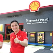 นายกมลพัทธ์ พหลโยธิน กรรมการบริหาร ธุรกิจน้ำมันหล่อลื่น บริษัท เชลล์แห่งประเทศไทย จำกัด (ซ้าย) และ มร. เจสัน หว่อง รองประธานบริหารธุรกิจน้ำมันหล่อลื่น บริษัท เชลล์ จำกัด (Shell plc.) (ขวา)