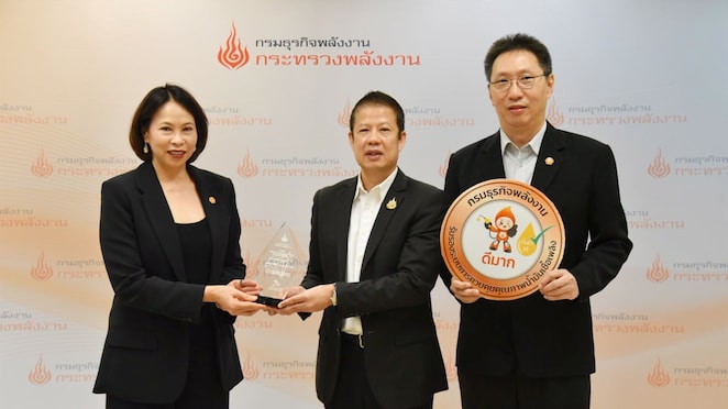นางสาวอรอุทัย ณ เชียงใหม่ ประธานกรรมการบริหาร และ นายสมภพ ศรีวรรณวิทย์ 1 ผู้อำนวยการฝ่ายควบคุมคุณภาพนํำมันเชื้อเพลิง รับมอบรางวัลระ “Diamond” จาก นายสราวุธ แก้วตาทิพย์ อธิบดีกรมธุรกิจพลังง กระทรวงพลังงาน