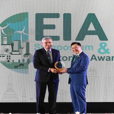 นายปนันท์ ประจวบเหมาะ ประธานกรรมการ บริษัท เชลล์แห่งประเทศไทย จำกัด รับมอบรางวัลสถานประกอบการดีเด่นที่ปฏิบัติตามมาตรการในรายงานการประเมินผลกระทบสิ่งแวดล้อมประจำปี 2566