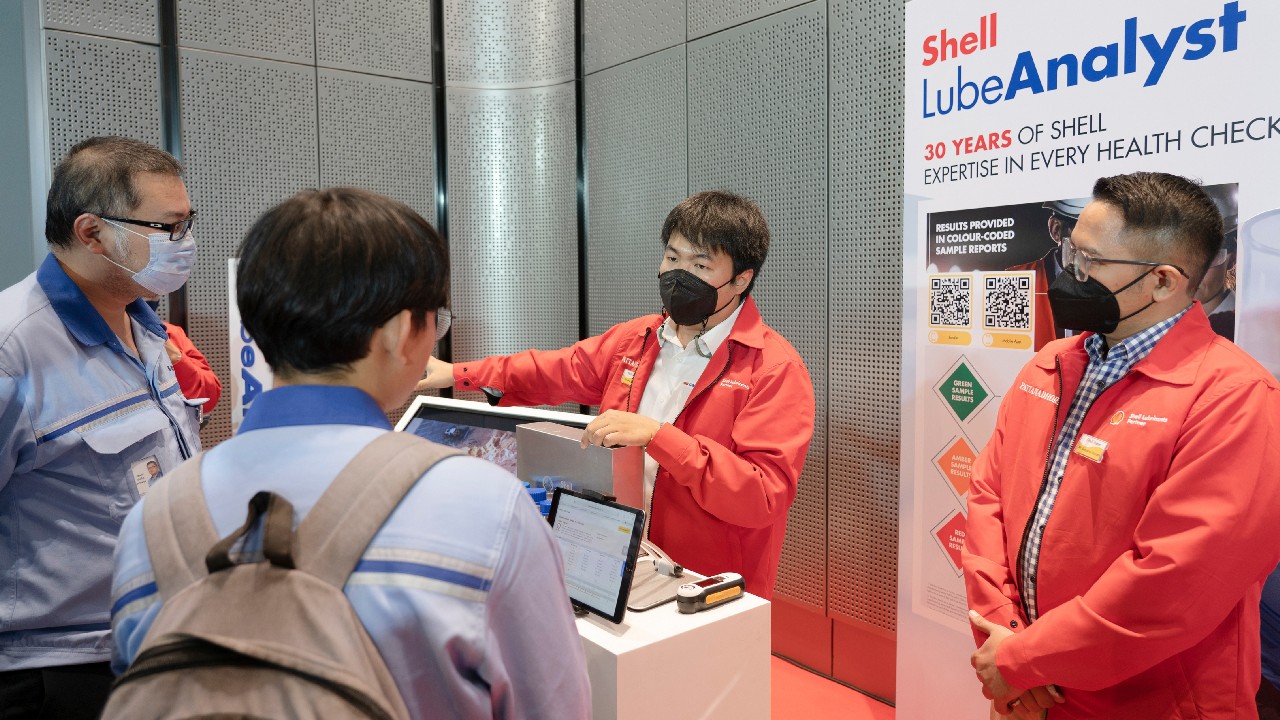 พูดคุยกับลูกค้าที่แวะเยี่ยมชม