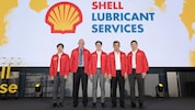 นายกมลพัทธ์ พหลโยธิน (ที่ 3 จากซ้าย) กรรมการบริหาร ธุรกิจน้ำมันหล่อลื่น บริษัท เชลล์แห่งประเทศไทย จำกัด นายไมเคิล ลองบอตท่อม (ที่ 2 จากซ้าย) และนายอลองโซ่ ซิลวา (ที่ 2 จากขวา) ผู้เชี่ยวชาญของเชลล์จากประเทศออสเตรเลีย และประเทศฟิลิปปินส์ 