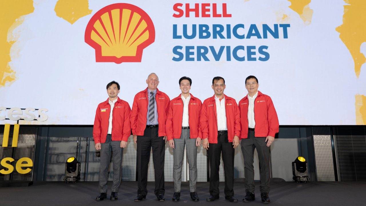 นายกมลพัทธ์ พหลโยธิน (ที่ 3 จากซ้าย) กรรมการบริหาร ธุรกิจน้ำมันหล่อลื่น บริษัท เชลล์แห่งประเทศไทย จำกัด นายไมเคิล ลองบอตท่อม (ที่ 2 จากซ้าย) และนายอลองโซ่ ซิลวา (ที่ 2 จากขวา) ผู้เชี่ยวชาญของเชลล์จากประเทศออสเตรเลีย และประเทศฟิลิปปินส์ 