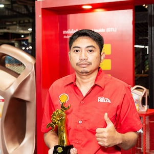 โฉมหน้าผู้ชนะรางวัลชนะเลิศ การแข่งขันประเภทช่างซ่อมรถยนต์ จากจังหวัดขอนแก่น