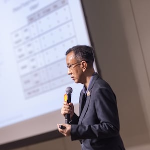 เศรษฐกิจโลกกับโอกาสในการเติบโตทางธุรกิจของภาคเอกชนไทย  โดย ดร. ดอน นาครทรรพ ผู้อำนวยการอาวุโส ฝ่ายบริหารเงินสำรอง ธนาคารแห่งประเทศไทย คุณ เจิดพันธุ์ นิธยายน กรรมการผู้จัดการฝ่ายลงทุน  บริษัทหลักทรัพย์จัดการกองทุน ยูโอบี (ประเทศไทย)  และ คุณกมล คงสกุลวัฒนสุข กรรมการผู้จัดการ ธุรกิจร่วมทุนพัฒนาทรัพย์สิน บริษัท เชลล์แห่งประเทศไทย จำกัด