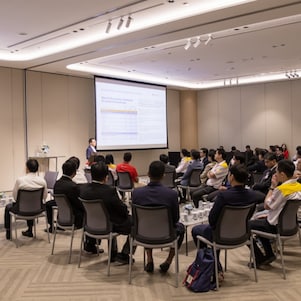 เศรษฐกิจโลกกับโอกาสในการเติบโตทางธุรกิจของภาคเอกชนไทย  โดย ดร. ดอน นาครทรรพ ผู้อำนวยการอาวุโส ฝ่ายบริหารเงินสำรอง ธนาคารแห่งประเทศไทย คุณ เจิดพันธุ์ นิธยายน กรรมการผู้จัดการฝ่ายลงทุน  บริษัทหลักทรัพย์จัดการกองทุน ยูโอบี (ประเทศไทย)  และ คุณกมล คงสกุลวัฒนสุข กรรมการผู้จัดการ ธุรกิจร่วมทุนพัฒนาทรัพย์สิน บริษัท เชลล์แห่งประเทศไทย จำกัด