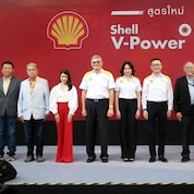 ผู้บริหารเชลล์ นำโดยคุณปนันท์ ประจวบเหมาะ ประธานกรรมการ บริษัท เชลล์ แห่งประเทศไทย จำกัด คุณอรอุทัย ณ เชียงใหม่ ผู้บริหารระดับสูง ธุรกิจ Global Mobility กลุ่มบริษัทเชลล์ และคุณเรืองศักดิ์ ศรีธนวิบุญชัย กรรมการบริหาร ธุรกิจโมบิลิตี้ ถ่ายภาพร่วมกับผู้บริหารบริษัท คาวาลลิโน มอเตอร์ จำกัด สื่อมวลชนอาวุโสด้านยานยนต์ คุณป๊อด ธนชัย อุชชิน และคุณส้ม มารี เออเจนี เลอเลย์