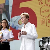 การสาธิตผลิตภัณฑ์โดยคุณโจแอน สมิธ นักวิทยาศาสตร์ด้านเชื้อเพลิงของเชลล์