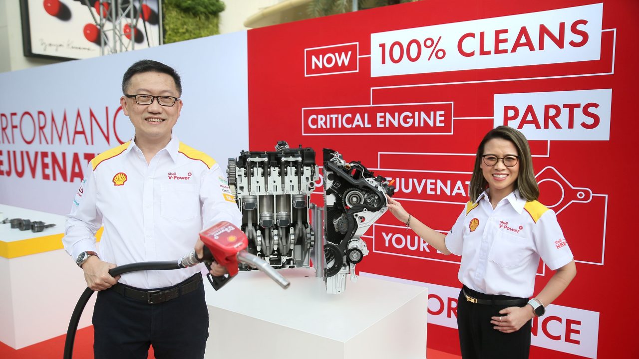 คุณเรืองศักดิ์ ศรีธนวิบุญชัย กรรมการบริหาร ธุรกิจโมบิลิตี้ และคุณสุวรา สุปรียธิติกุล รองกรรมการบริหารฝ่ายการตลาด ธุรกิจโมบิลิตี้