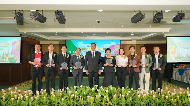 ผู้แทนจาก บริษัท เชลล์แห่งประเทศไทย จํากัด เข้ารับรางวัลสุดยอดห้องน้ำแห่งปีของกรุงเทพมหานคร ประจำปี 2569 จากนายชัชชาติ สิทธิพันธุ์ ผู้ว่าราชการกรุงเทพมหานคร
