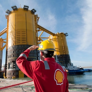 วิศวกรมองขึ้นไปที่แท่นที่กำลังอยู่ระหว่างการก่อสร้าง