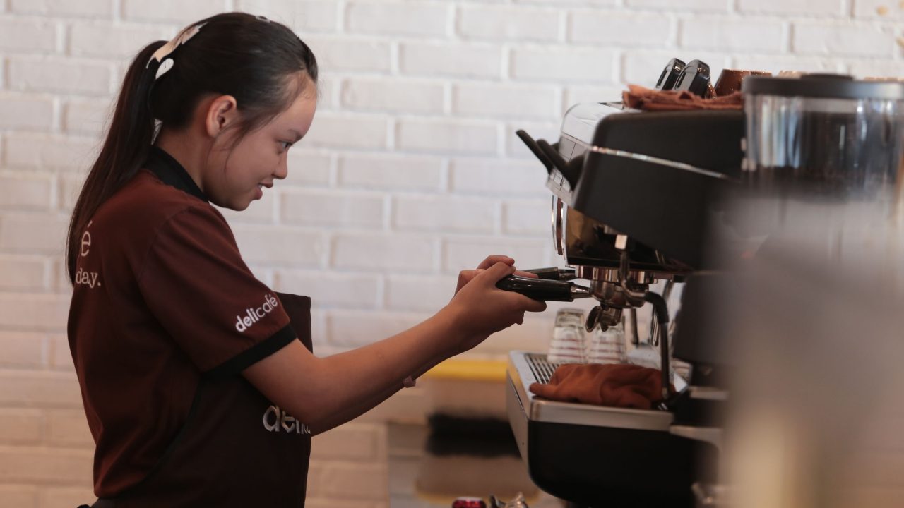 นักเรียนผู้เข้าร่วมโครงการ “เชลล์ เติมสุข” ฝึกงานที่ร้านกาแฟ เดลี่คาเฟ่ ณ สถานีบริการเชลล์