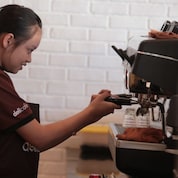 นักเรียนผู้เข้าร่วมโครงการ “เชลล์ เติมสุข” ฝึกงานที่ร้านกาแฟ เดลี่คาเฟ่ ณ สถานีบริการเชลล์