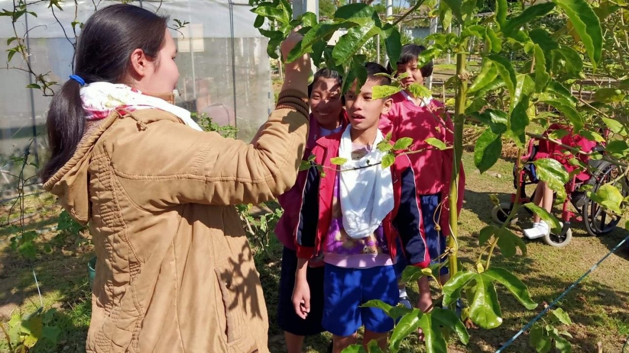 นักเรียนผู้เข้าร่วมโครงการ “เชลล์เติมสุข” ฝึกทักษะการเกษตรสมัยใหม่ที่โรงเรียน