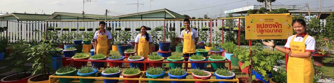นักเรียนผู้เข้าร่วมโครงการ “เชลล์เติมสุข” ฝึกทักษะการเกษตรสมัยใหม่ที่สถานีบริการเชลล์