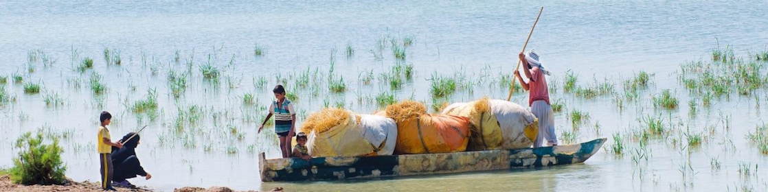 คนในท้องถิ่นข้ามบึง Hawizeh ซึ่งมีน้ำท่วม ในบริเวณใกล้เคียงกับโครงการ Majnoon ในอิรัก