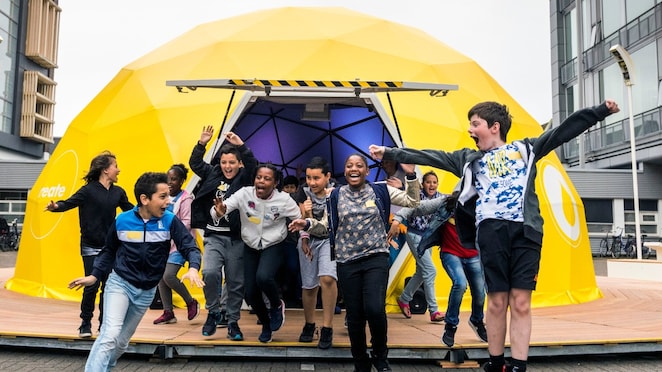 โรงเรียนอนุบาลของหมู่บ้านในตงเหลียนที่ชาวบ้านเพิ่งเข้ามาตั้งถิ่นฐาน