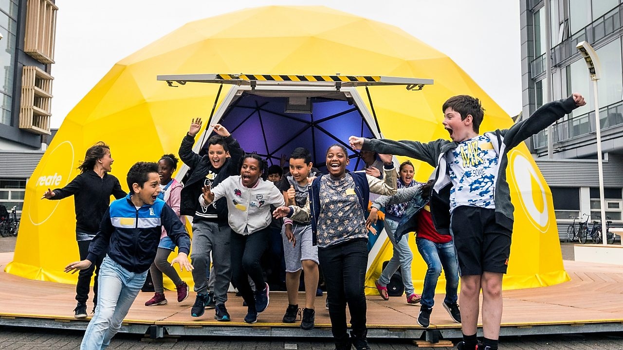 โรงเรียนอนุบาลของหมู่บ้านในตงเหลียนที่ชาวบ้านเพิ่งเข้ามาตั้งถิ่นฐาน