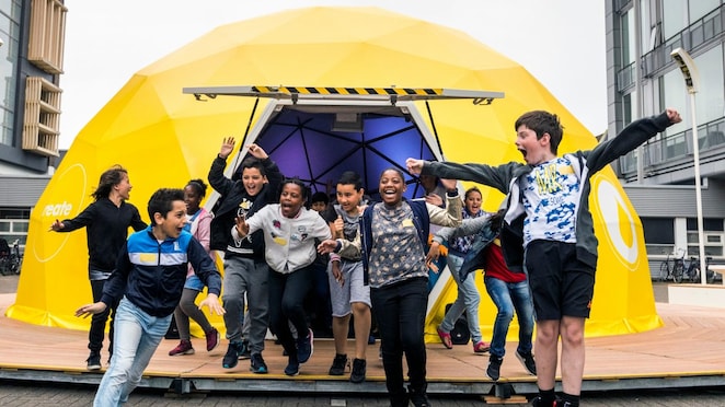 โรงเรียนอนุบาลของหมู่บ้านในตงเหลียนที่ชาวบ้านเพิ่งเข้ามาตั้งถิ่นฐาน