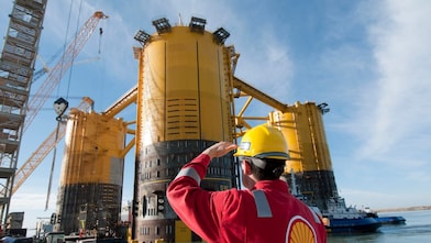 วิศวกรมองขึ้นไปที่แท่นที่กำลังอยู่ระหว่างการก่อสร้าง