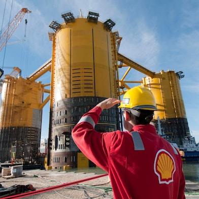 วิศวกรมองขึ้นไปที่แท่นที่กำลังอยู่ระหว่างการก่อสร้าง