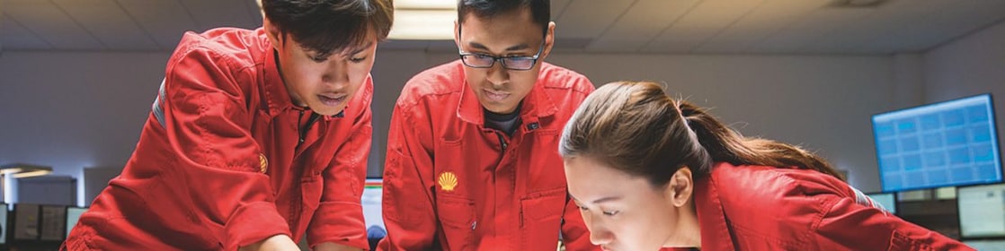 พนักงานสามคนกำลังทบทวนแผนงาน