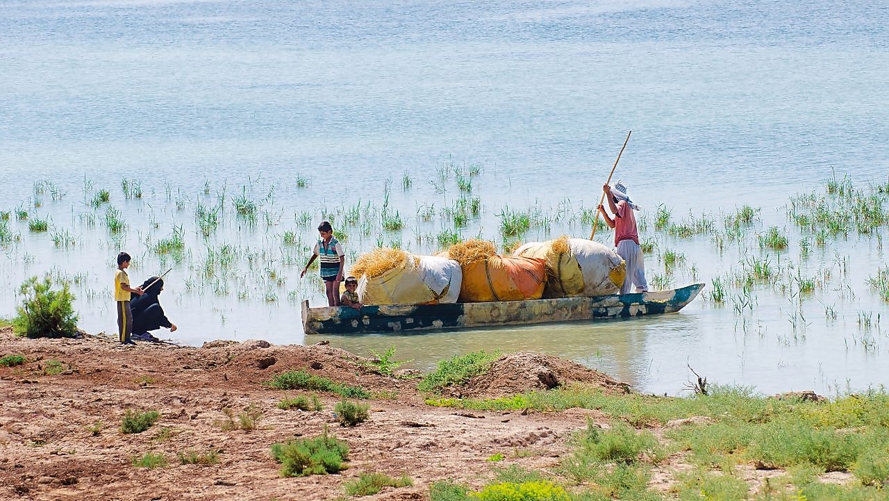 คนท้องถิ่นในคลอง Yabani ในภาคใต้ของอิรัก