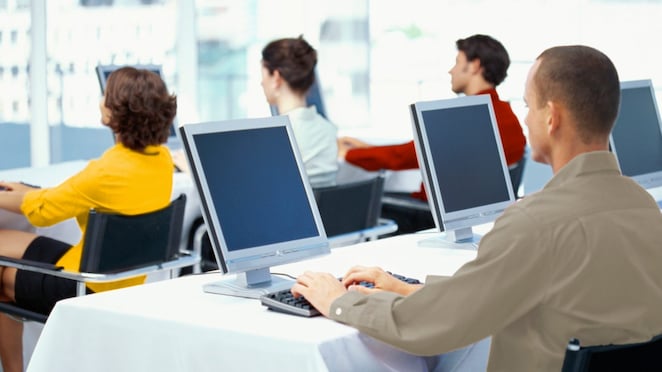 พนักงานกำลังใช้คอมพิวเตอร์ในสำนักงาน