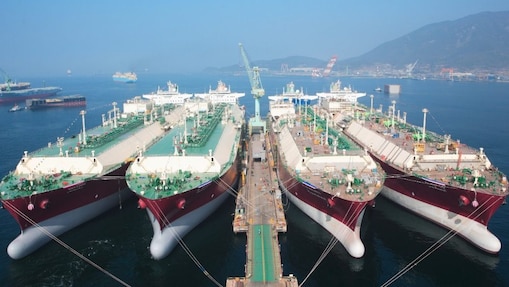 4 LNG cargos dock on jetty in the sea