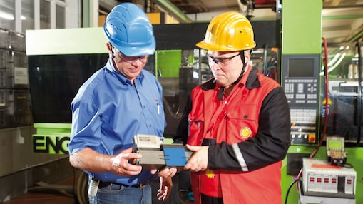 คนงานพูดคุยที่จุดงาน