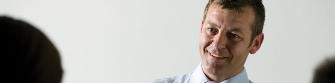 ผู้ชายนำเสนอในที่ประชุม