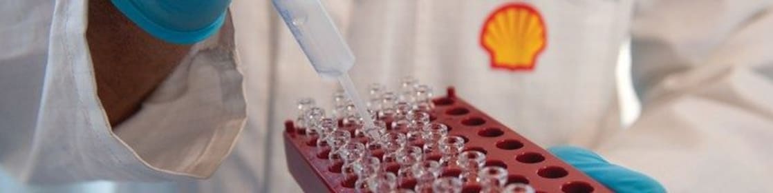 นักวิทยาศาสตร์ทำการทดสอบน้ำมันหล่อลื่นในห้องปฎิบัติการ