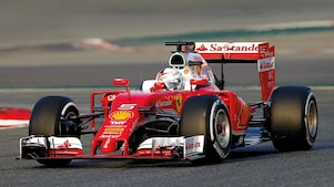 รถแข่งสคูเดอเรีย เฟอร์รารี่สีแดงอยู่บนลานแข่ง แสดงถึงตัวอย่างพันธมิตรด้านเทคโนโลยีระดับพรีเมี่ยม