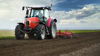 รถแทรกเตอร์ที่อยู่ในสภาพดี และสะอาด แสดงให้เห็นถึงการป้องกันการกัดกร่อนของเครื่องยนต์ ของเชลล์ อะกรี