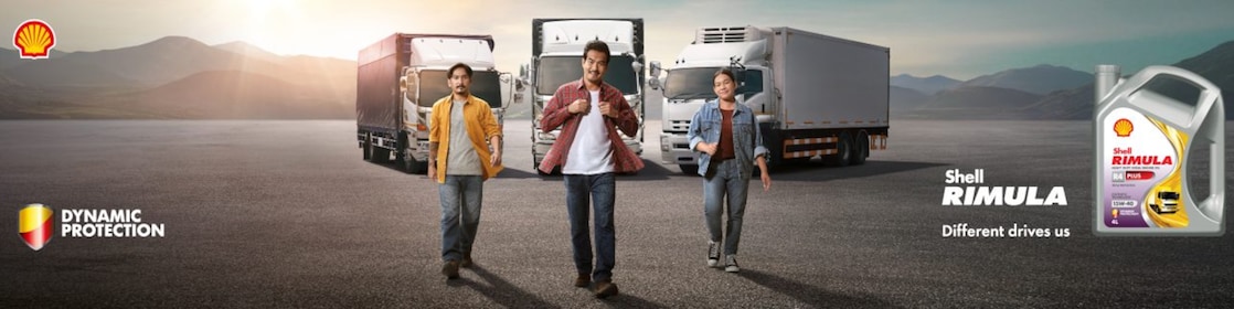 คนขับรถบรรทุกกำลังขับรถไปบนท้องถนนที่ว่างเปล่า