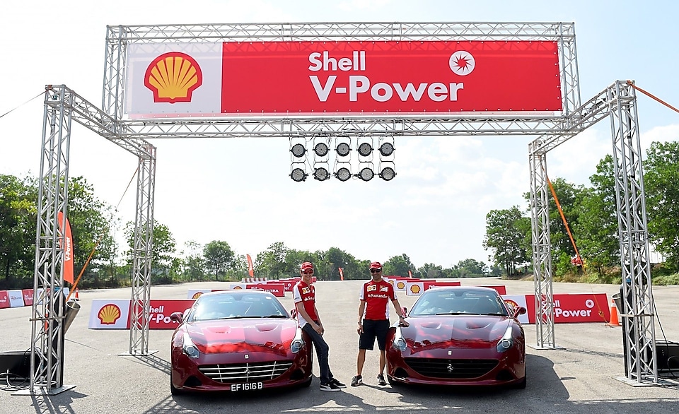 เอสเตบัน กูเตียร์เรซ (ซ้าย) และ มาร์ค จีน (ขวา) เตรียมร่วมทดสอบความแรงเร้าใจ ในงาน Shell V-Power Science of Driving Excitement ก่อนงานมาเลเซีย กรังด์ปรีซ์