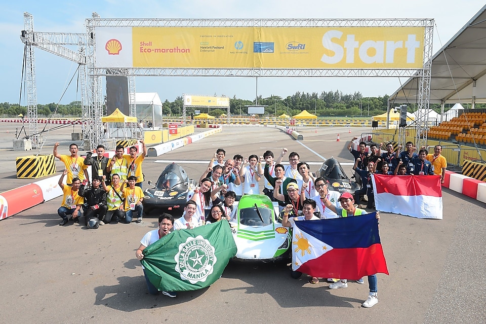 ทีมผู้ชนะจากการแข่งขันค้นหาสุดยอดนักขับรถประหยัดน้ำมันระดับเอเชีย