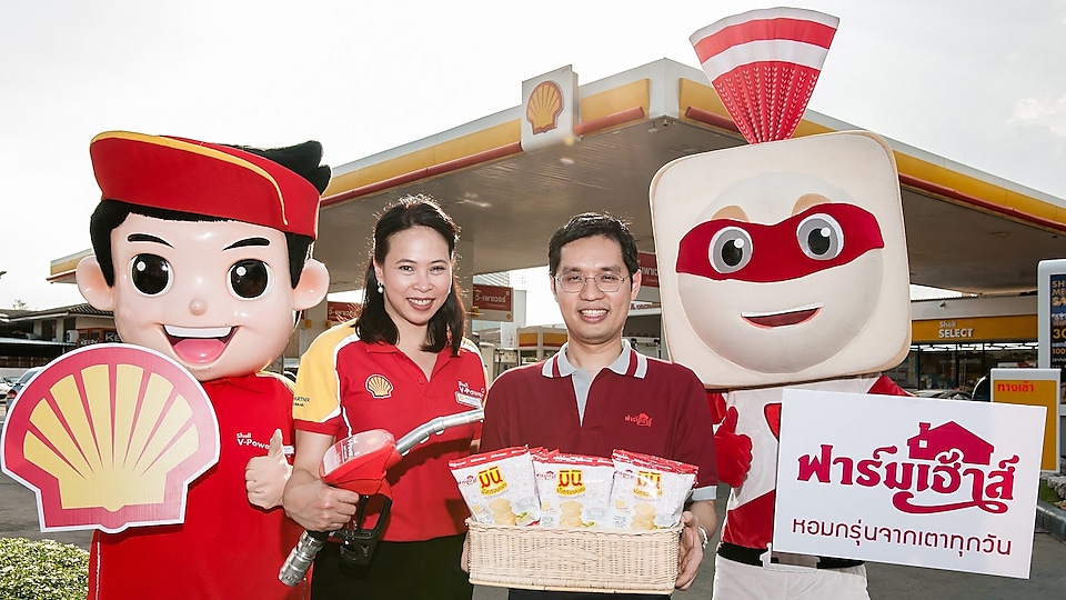 Ms. Ornuthai Na Chiangmai (2nd from left), Executive Director of Retail Business, The Shell Company of Thailand Limited and Mr. Apisate Thammanomai (3rd from left), Vice Managing Director, President Bakery Public Company Limited, the manufacturer and distributor of bakery products under the Farmhouse brand bring happiness to the entire family with promotions on Farmhouse products all through October