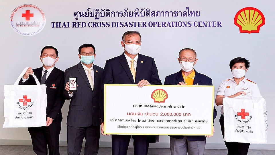 The Shell Company of Thailand Limited, led by Panun Prachuabmoh (middle), Country Chairman, together with Kamon Kongsakulvatanasook (second left), Managing Director Shell Property Development J.V. and Thitipa Laxanaphisuth (right), Country Manager – External Relations, present donation of 2 million baht to the Thai Red Cross Society, represented by Lt Gen Dr. Amnaj Bali (second right), Director of the Relief and Community Health Bureau and Dr. Pichit Siriwan (left), Deputy Director of the Relief and Community Health Bureau, to provide COVID-19 relief and support several Thai Red Cross Society assistance programs.