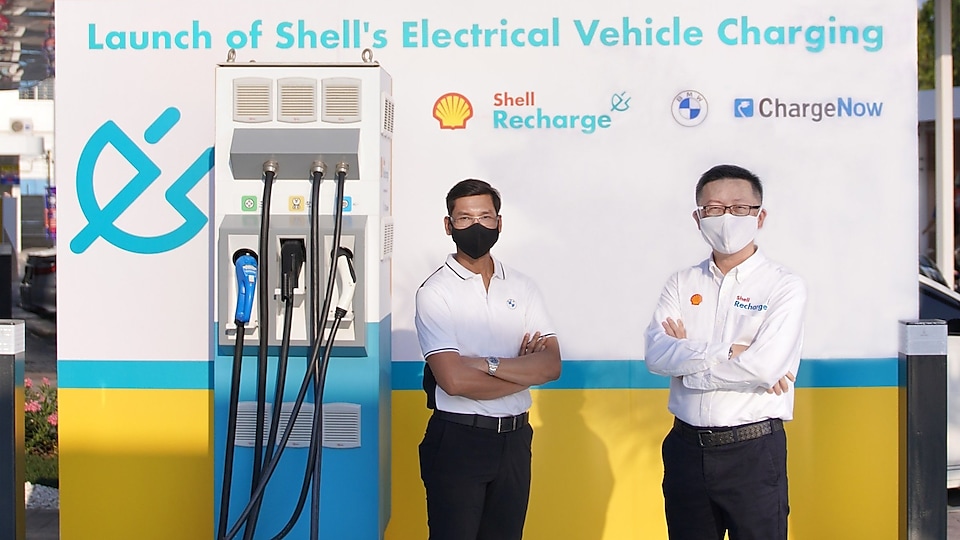 นายเรืองศักดิ์ ศรีธนวิบุญชัย (ขวา) ถ่ายรูปร่วมกับ นายกฤษฎา อุตตโมทย์ (ซ้าย) ณ จุดชาร์จรถยนต์ไฟฟ้า Shell Recharge แห่งแรก