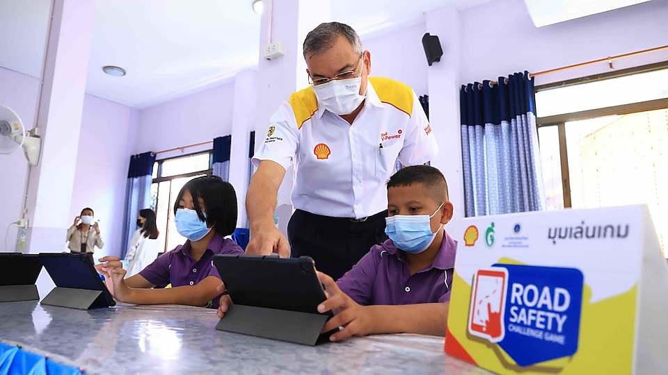 นายปนันท์ ประจวเหมาะ ประธานกรรมการ บริษัท เชลล์แห่งประเทศไทย จำกัด นำทีมพนักงานบริษัทฯ ร่วมให้ความรู้เรื่องความปลอดภัยทางท้องถนนในกิจกรรมจัดอบรม Shell School Road Safety ที่โรงเรียนเขตพื้นที่บางกระเจ้า