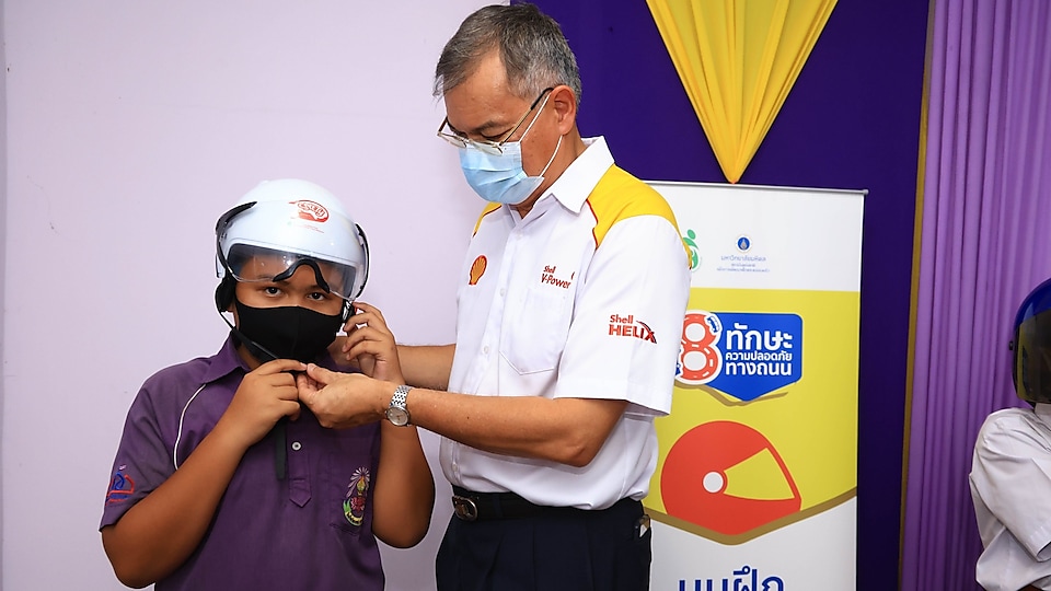นายปนันท์ ประจวเหมาะ ประธานกรรมการ บริษัท เชลล์แห่งประเทศไทย จำกัด นำทีมพนักงานบริษัทฯ ร่วมให้ความรู้เรื่องความปลอดภัยทางท้องถนนในกิจกรรมจัดอบรม Shell School Road Safety ที่โรงเรียนเขตพื้นที่บางกระเจ้า
