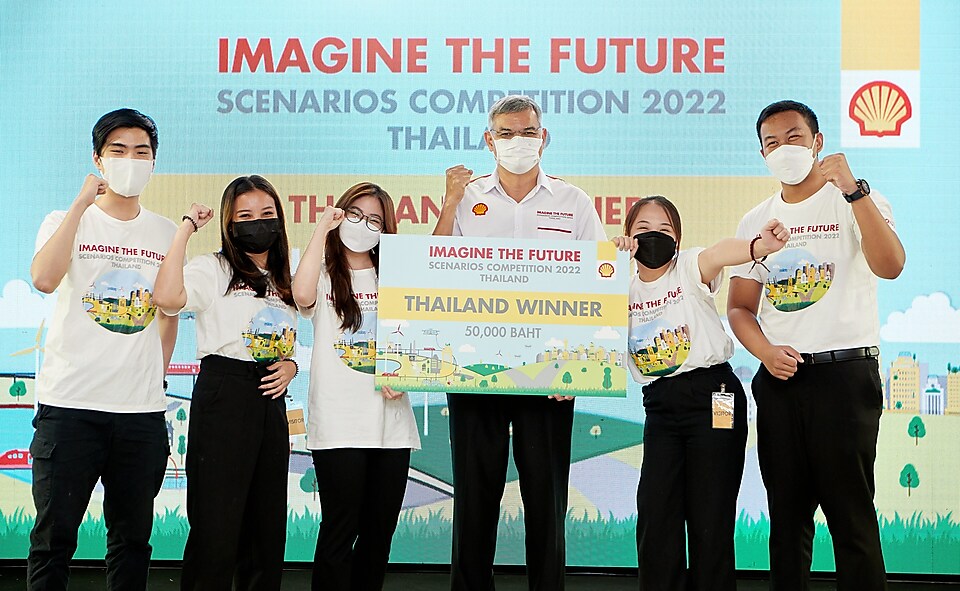 นายปนันท์ ประจวบเหมาะ ประธานกรรมการ บริษัท เชลล์แห่งประเทศไทย จำกัด (คนที่ 4 จากซ้าย)  มอบรางวัลชนะเลิศให้กับทีม Double Powerpuffs ผู้ชนะการแข่งขัน Imagine the Future 2022 ระดับประเทศ