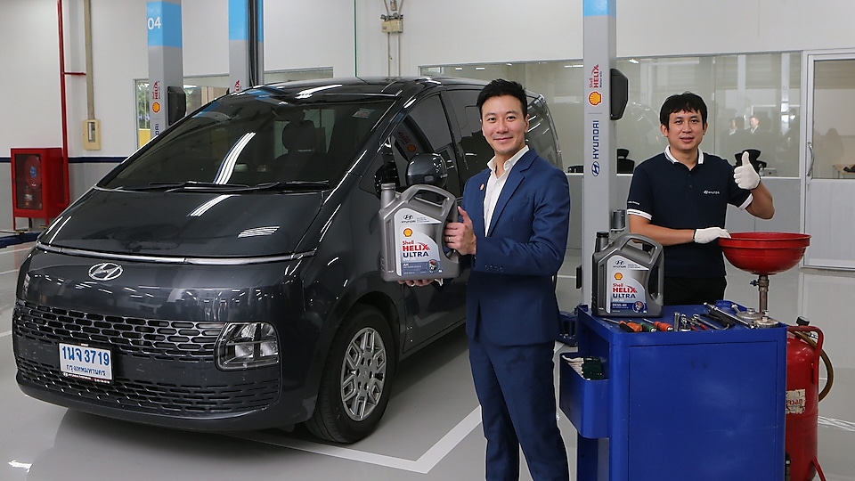เจ้าของรถยนต์ฮุนไดสัมผัสประสิทธิภาพของน้ำมันเครื่องเชลล์สูตรเฉพาะสำหรับรถยนต์ฮุนไดได้ที่ศูนย์บริการ