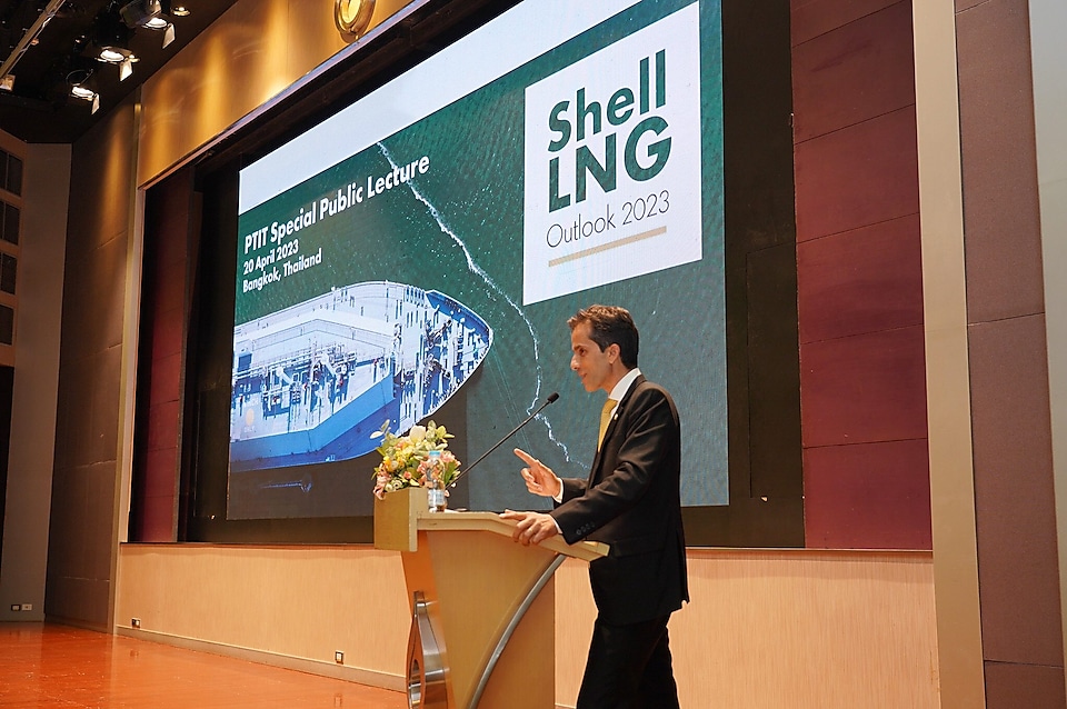 นายเมห์ดี เชนูฟี  Head of LNG Origination & Market Development  ในงานสัมมนารายงานภาพรวมอุตสาหกรรมก๊าซธรรมชาติเหลว  Shell’s LNG Outlook 2023