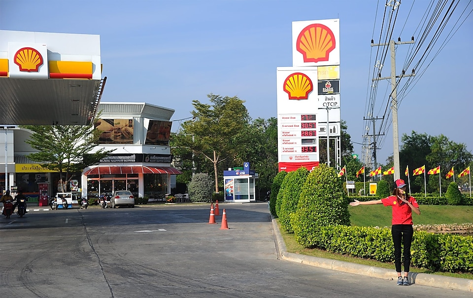 Khun Chiyapong Khamsomtrakul fuel station