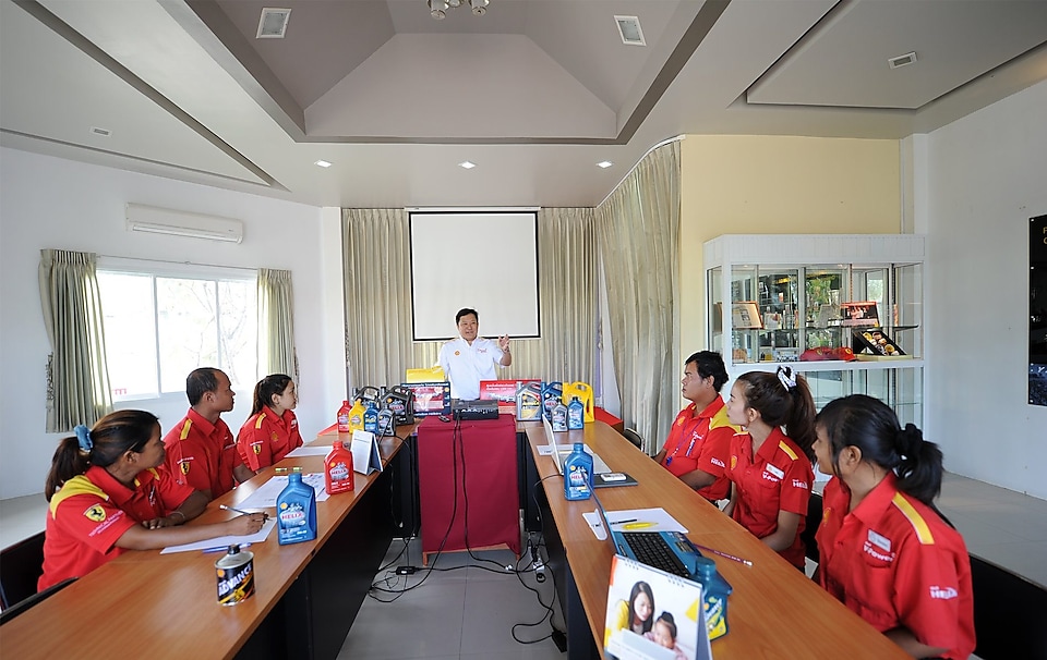 Khun Chiyapong Khamsomtrakul in conference room 